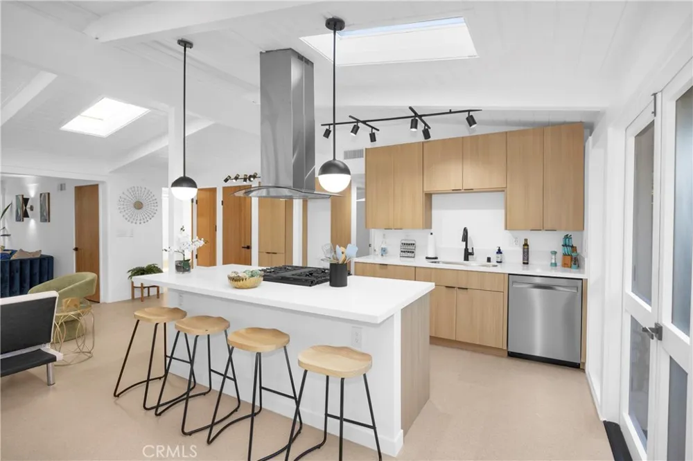 3253 Lees Avenue Long Beach, CA 90808