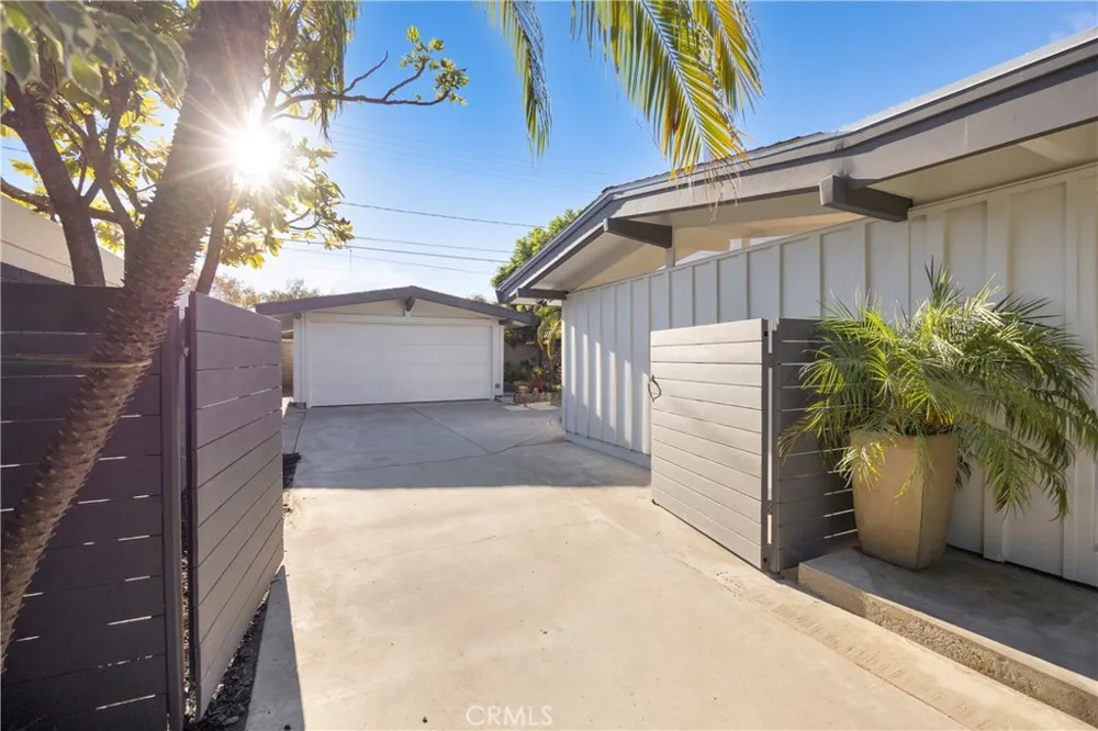 3253 Lees Avenue Long Beach, CA 90808