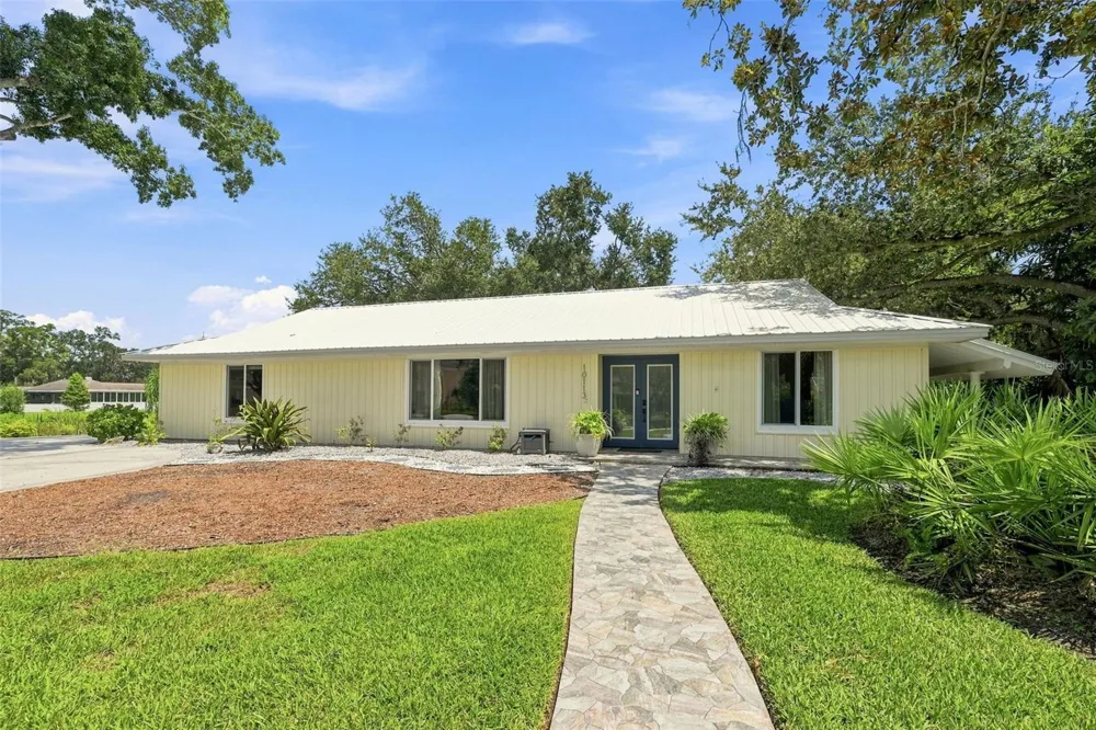 10113 LINDELAAN DRIVE Tampa, FL 33618