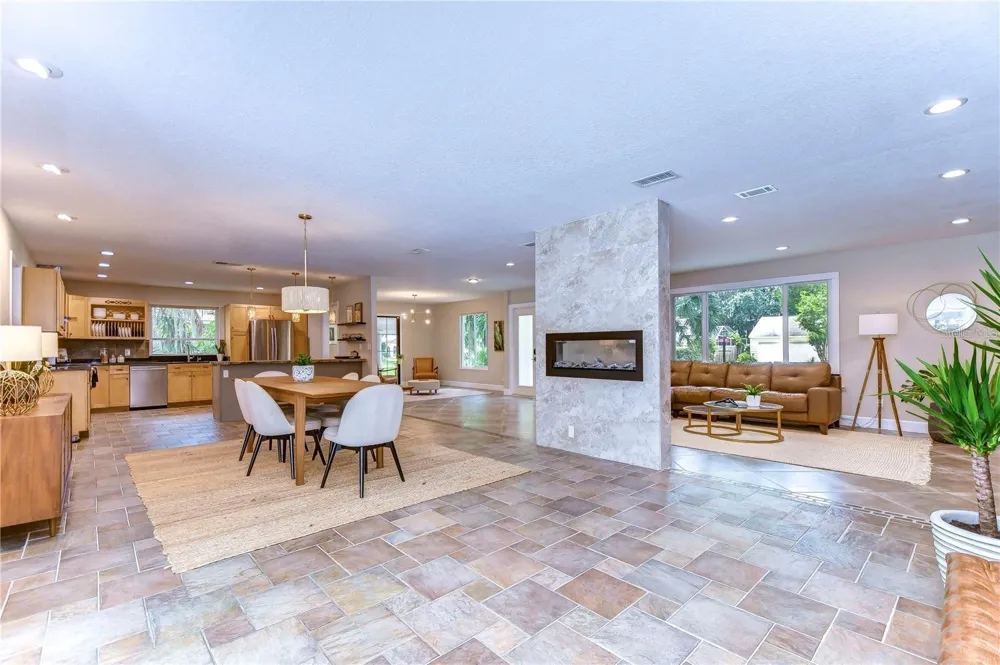 10113 LINDELAAN DRIVE Tampa, FL 33618