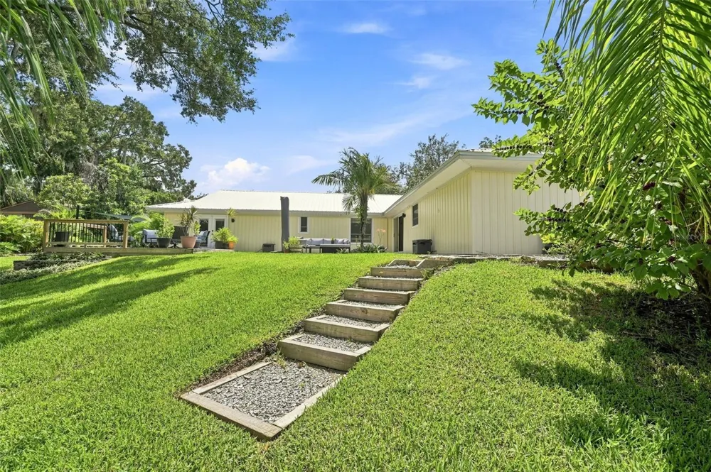 10113 LINDELAAN DRIVE Tampa, FL 33618
