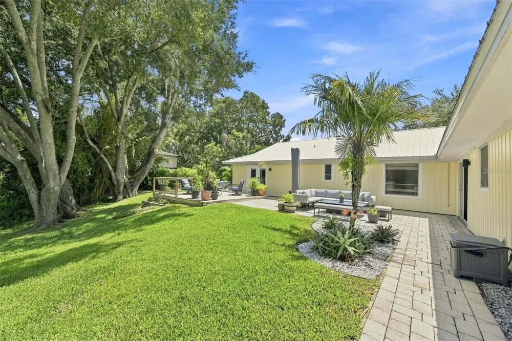 10113 LINDELAAN DRIVE Tampa, FL 33618