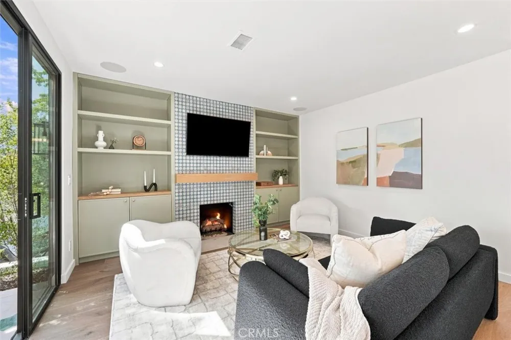 9127 Hargis Los Angeles, CA 90034