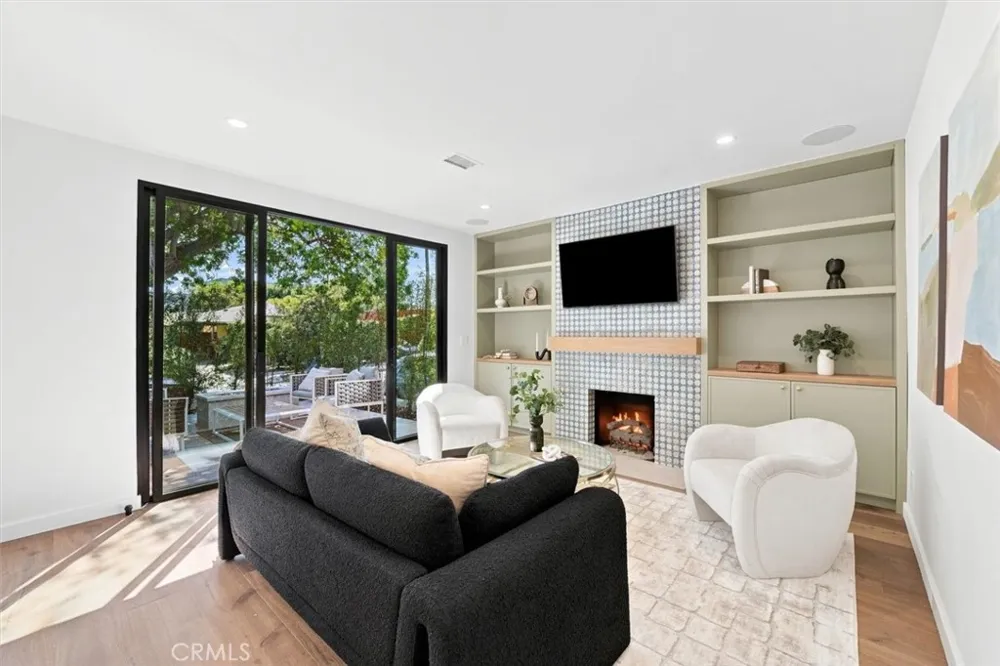 9127 Hargis Los Angeles, CA 90034