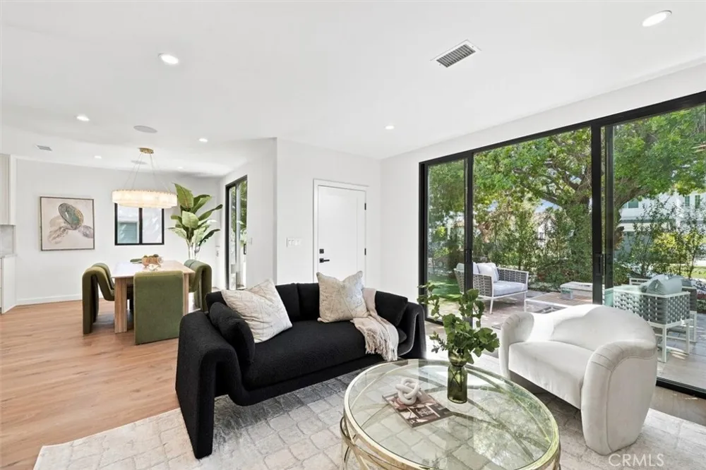 9127 Hargis Los Angeles, CA 90034