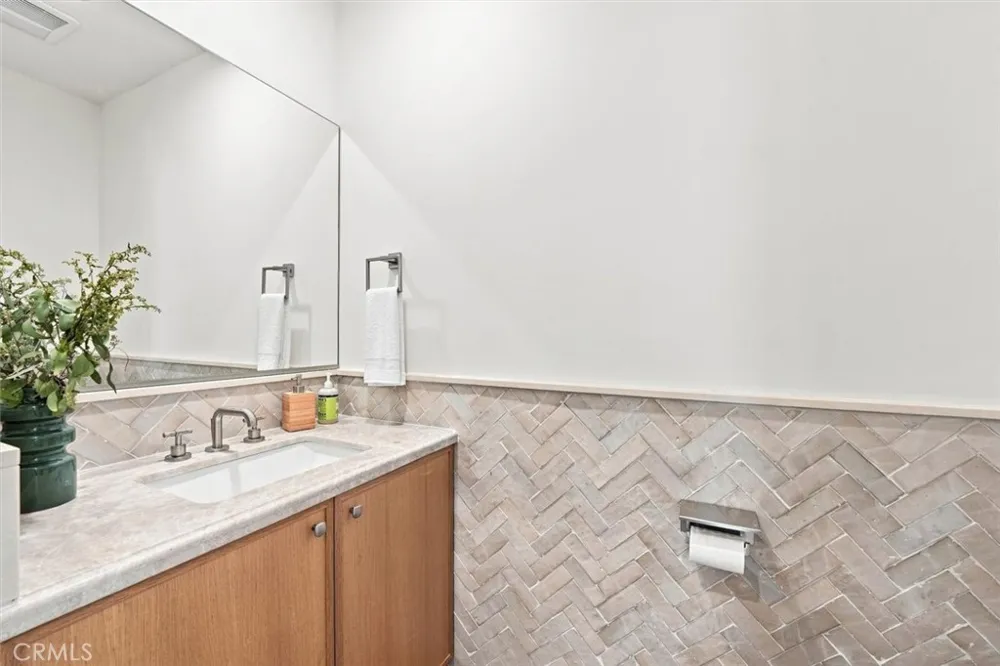 9127 Hargis Los Angeles, CA 90034