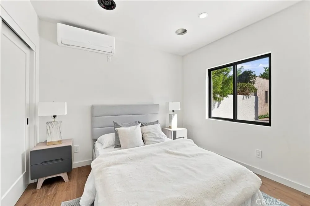 9127 Hargis Los Angeles, CA 90034