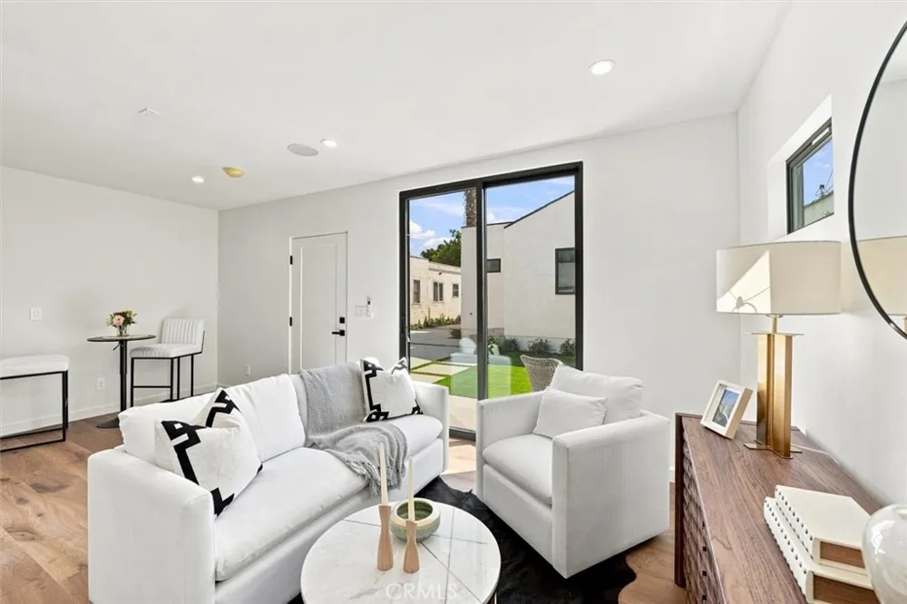 9127 Hargis Los Angeles, CA 90034