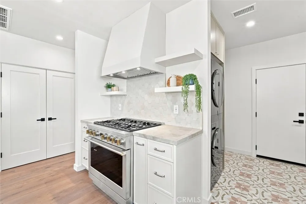 9127 Hargis Los Angeles, CA 90034