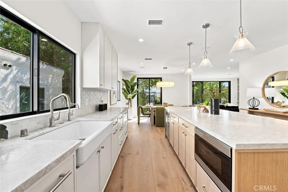 9127 Hargis Los Angeles, CA 90034