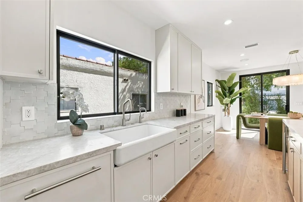 9127 Hargis Los Angeles, CA 90034