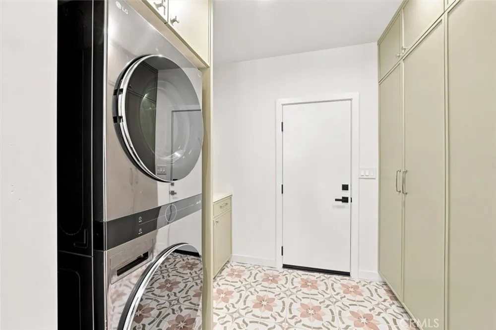 9127 Hargis Los Angeles, CA 90034