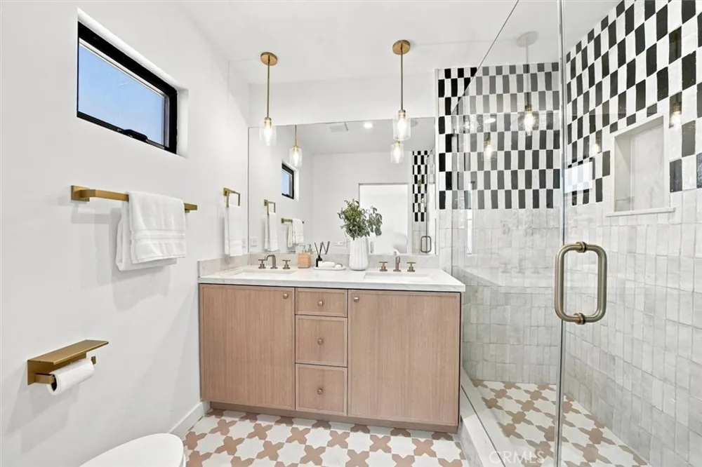 9127 Hargis Los Angeles, CA 90034