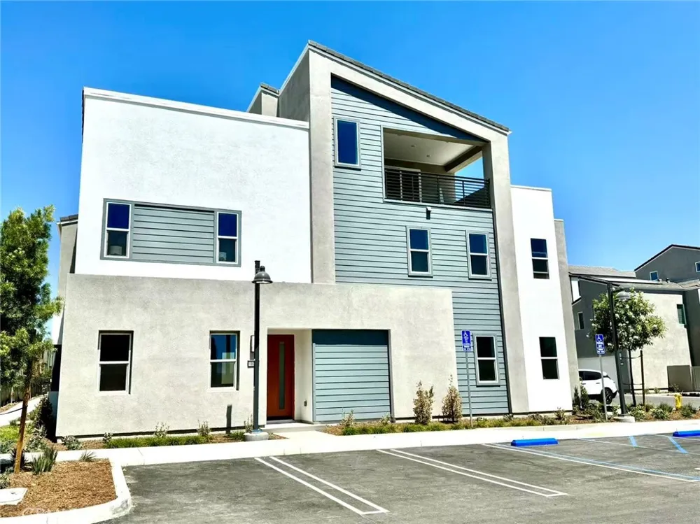107 Sawbuck Irvine, CA 92618