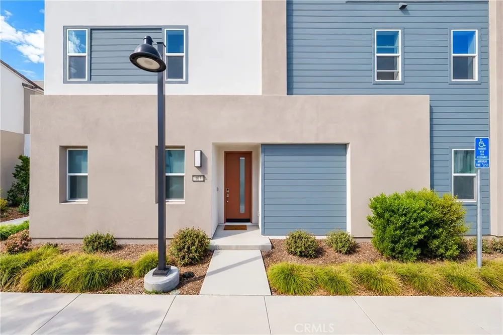 107 Sawbuck Irvine, CA 92618
