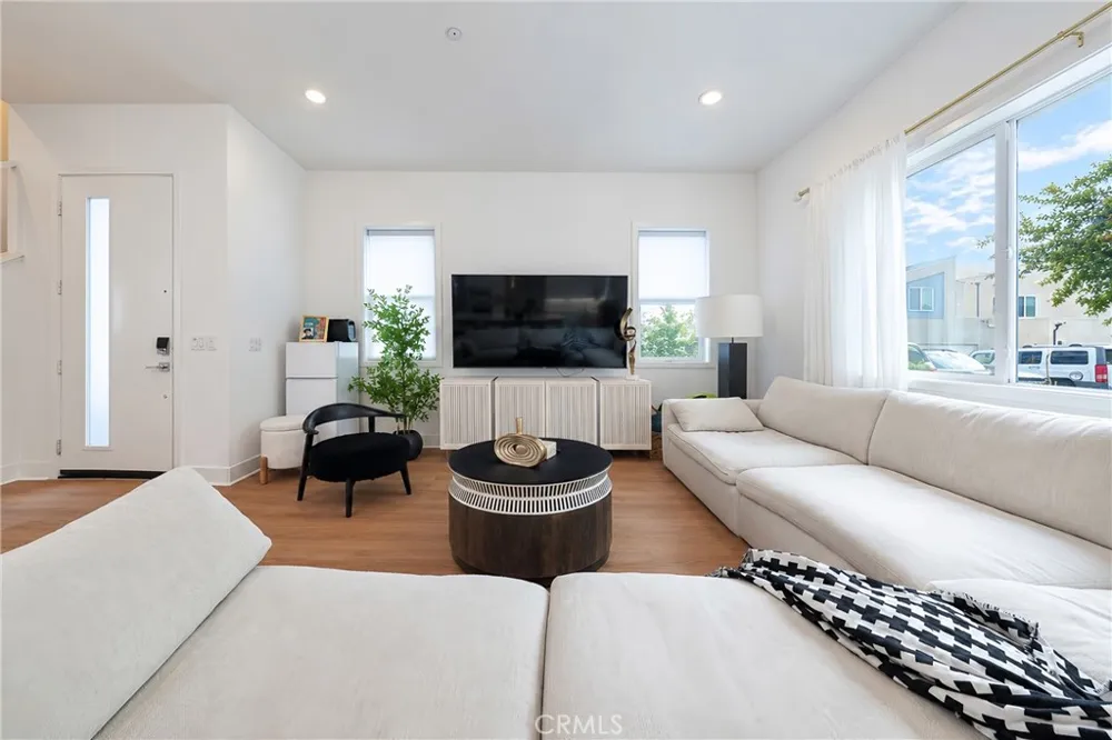 107 Sawbuck Irvine, CA 92618