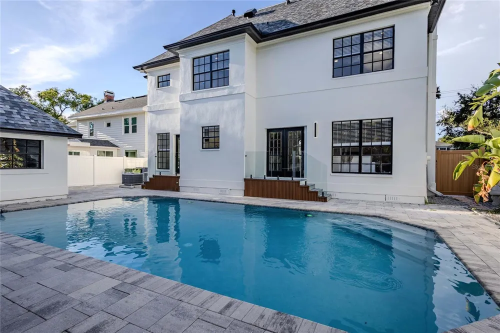 2802 W MORRISON AVENUE Tampa, FL 33629