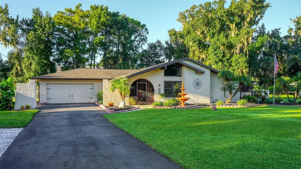8106 SPRING DRIVE Yalaha, FL 34797
