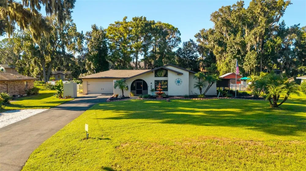 8106 SPRING DRIVE Yalaha, FL 34797