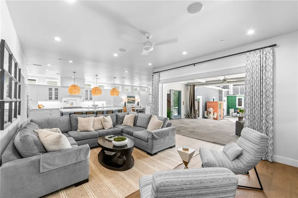 817 Main Street Huntington Beach, CA 92648