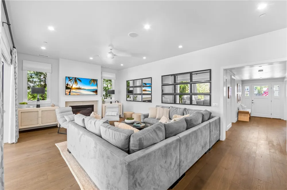 817 Main Street Huntington Beach, CA 92648