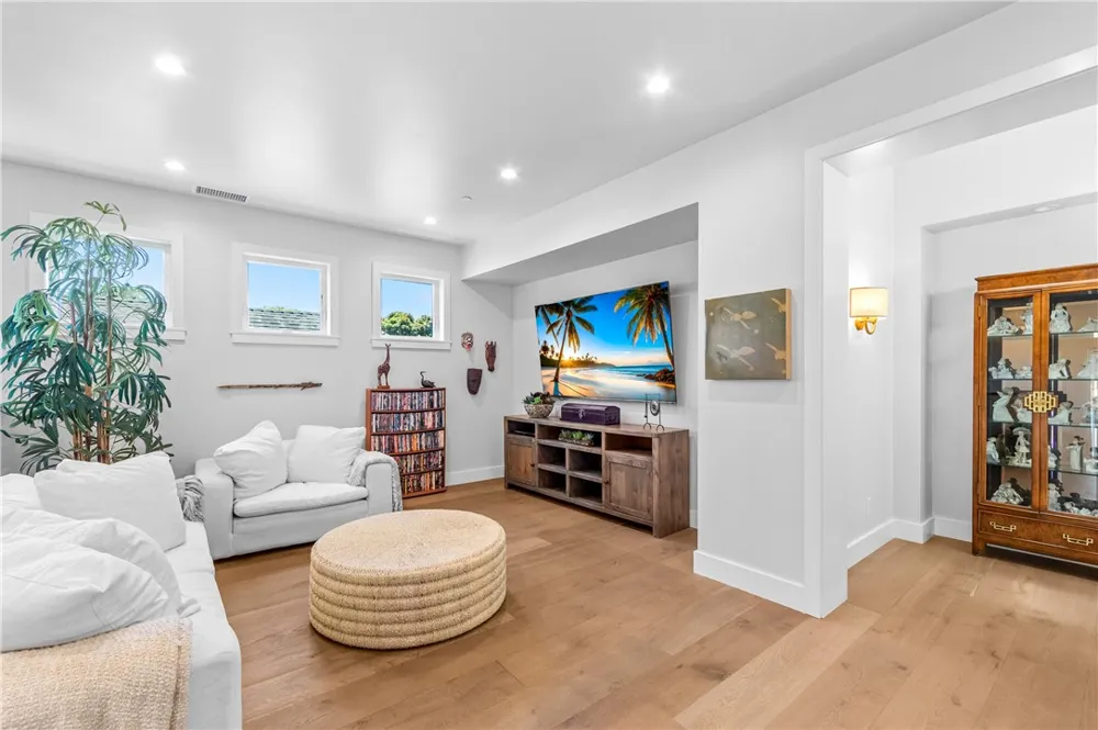 817 Main Street Huntington Beach, CA 92648