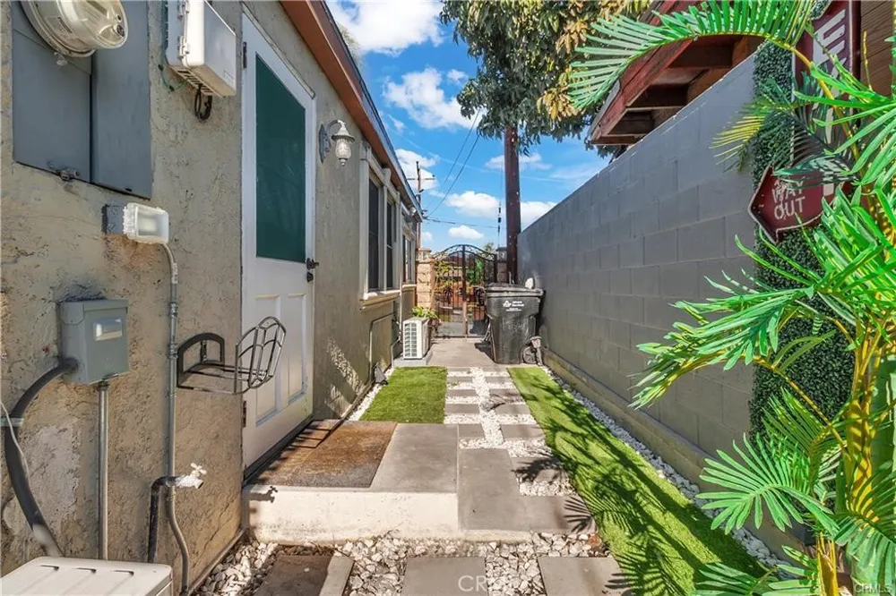 4610 Leonis Commerce, CA 90040