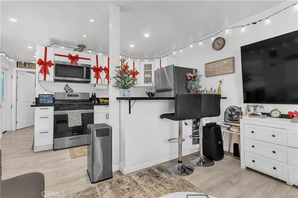 4610 Leonis Commerce, CA 90040