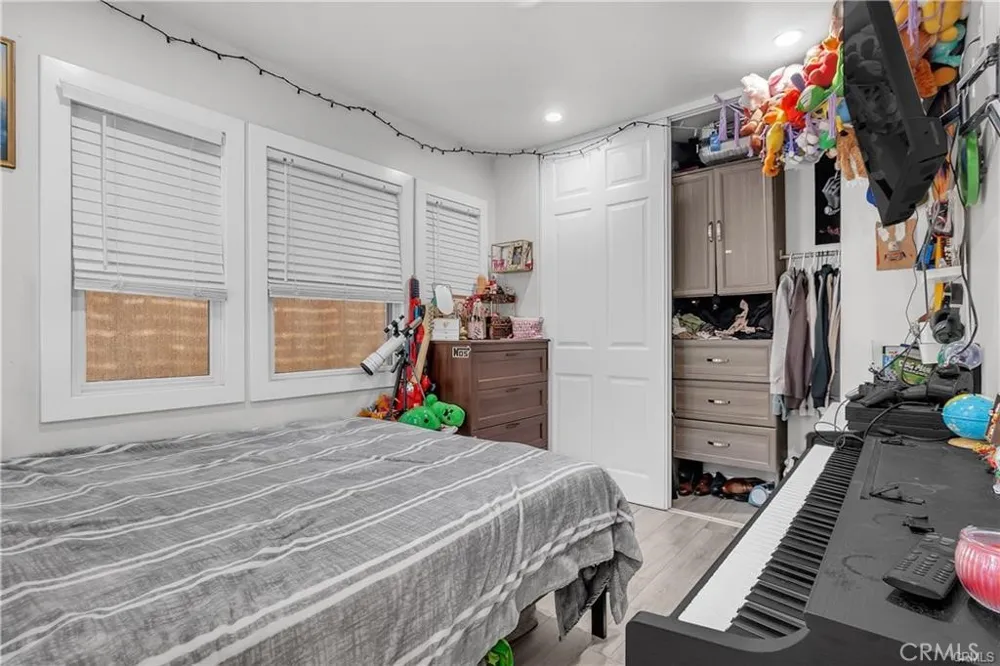 4610 Leonis Commerce, CA 90040