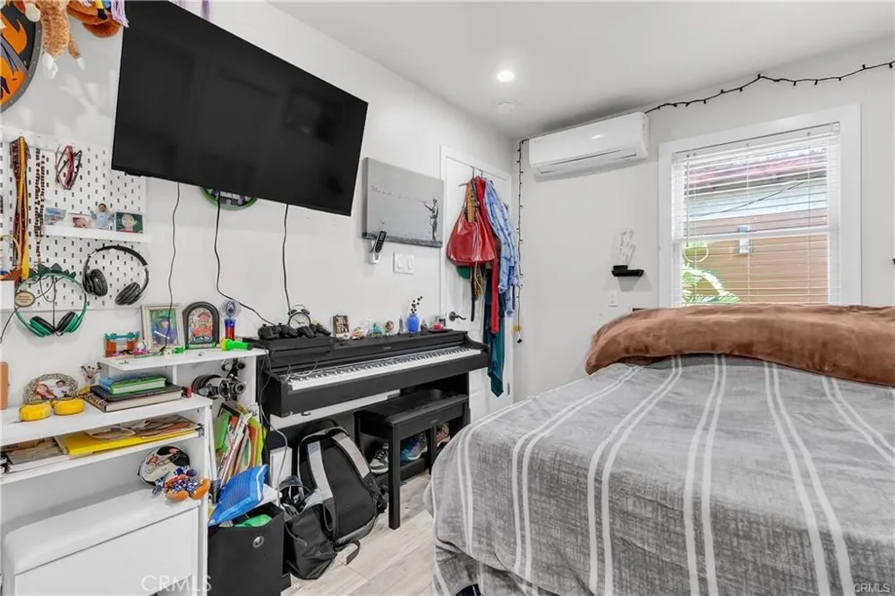4610 Leonis Commerce, CA 90040