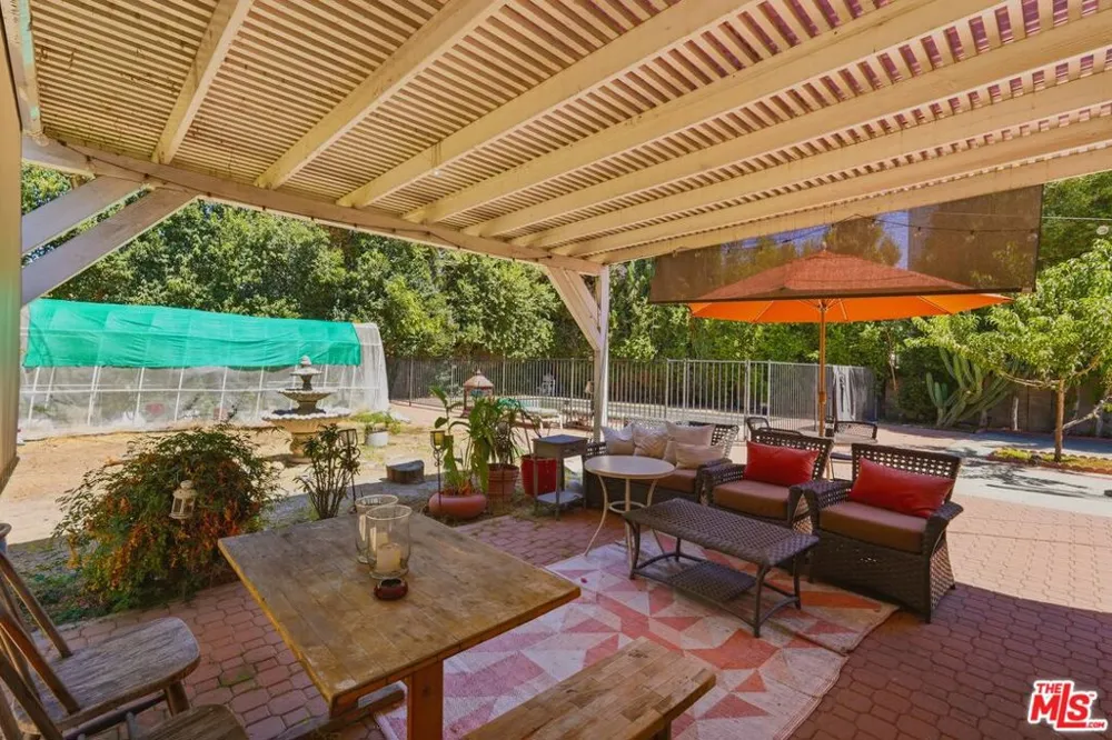 15719 Vose Street Los Angeles, CA 91406