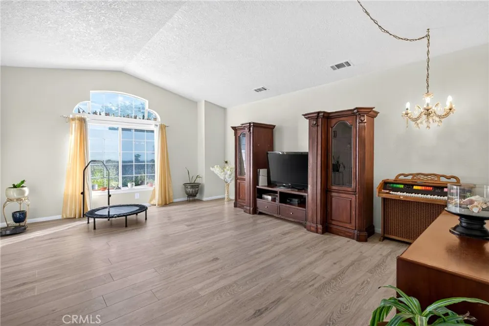 18004 Orange Hesperia, CA 92345