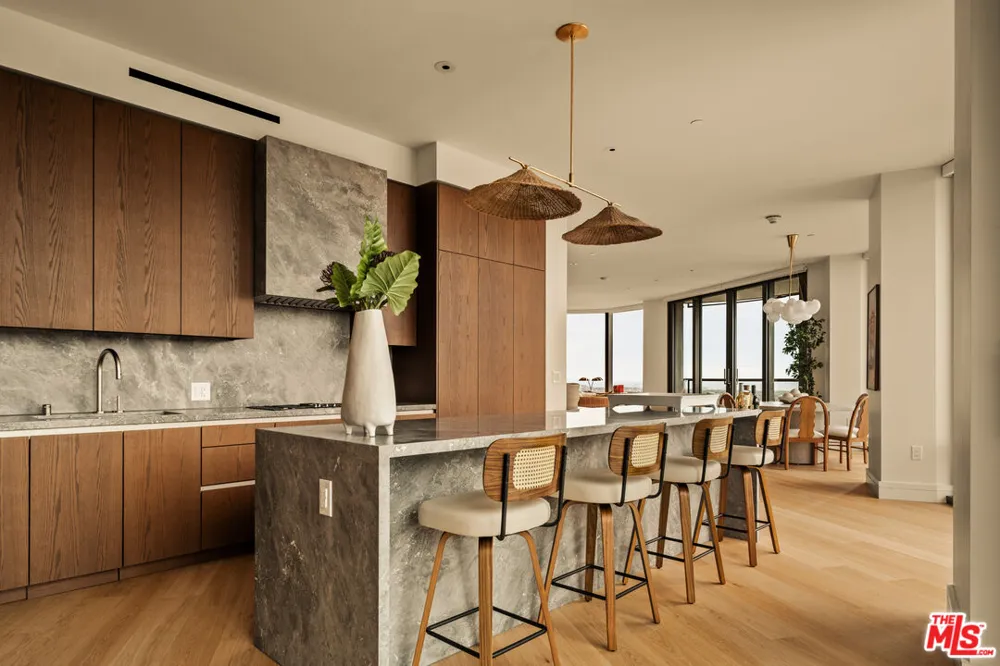 211 W Elm Court Los Angeles, CA 90067