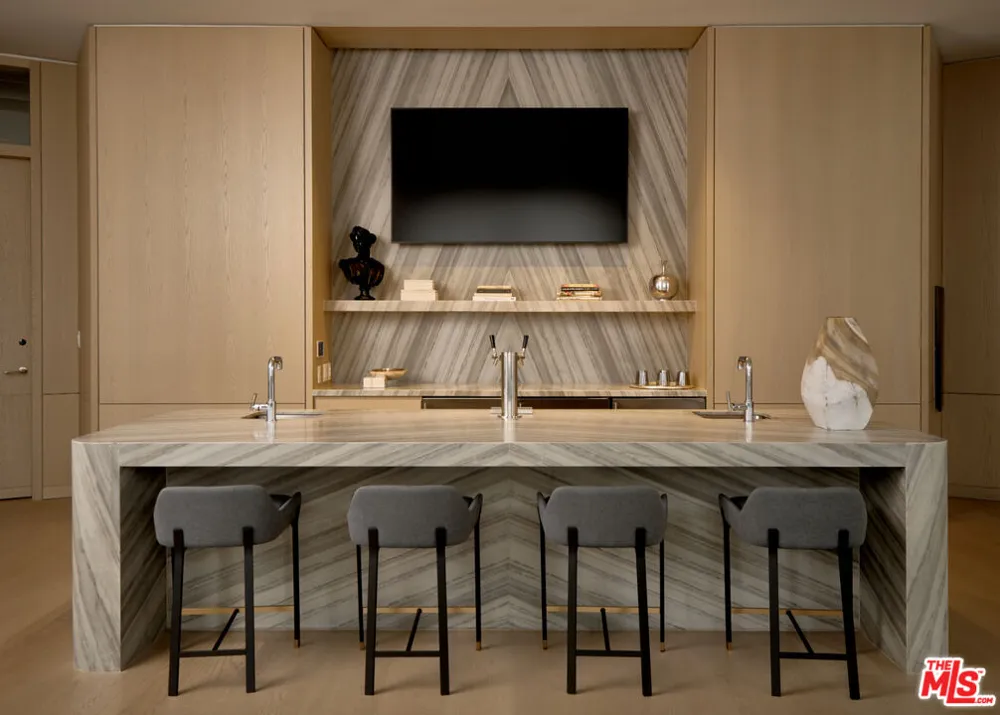 211 W Elm Court Los Angeles, CA 90067