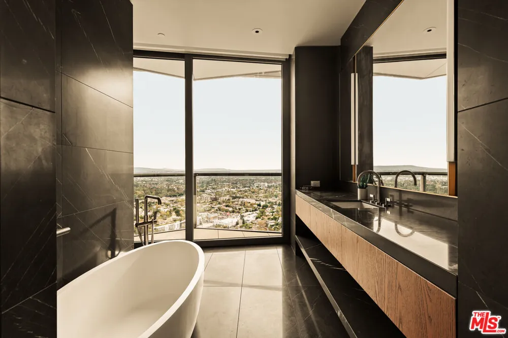 211 W Elm Court Los Angeles, CA 90067