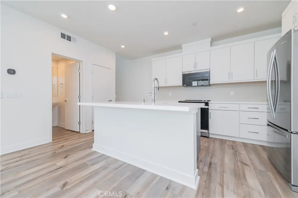 589 S Lyon St Santa Ana, CA 92705