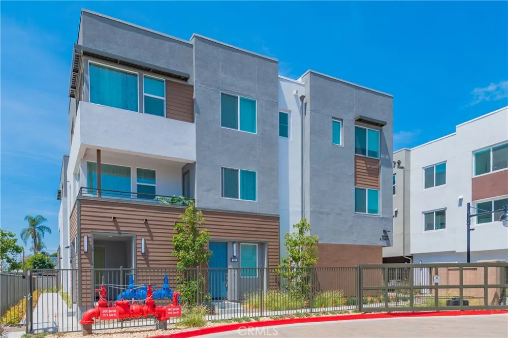 589 S Lyon St Santa Ana, CA 92705