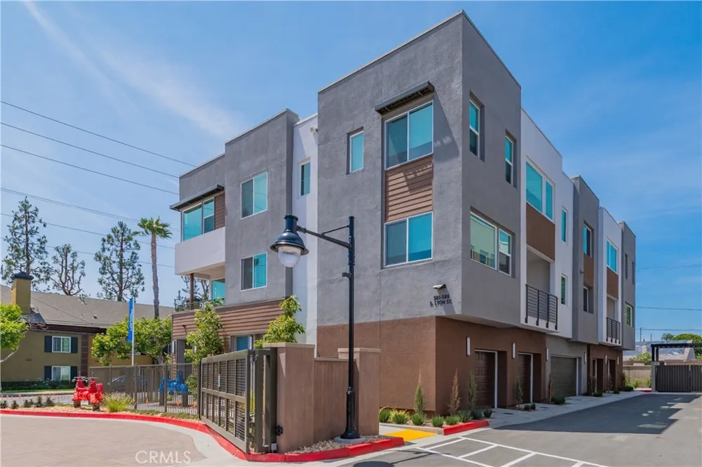 589 S Lyon St Santa Ana, CA 92705