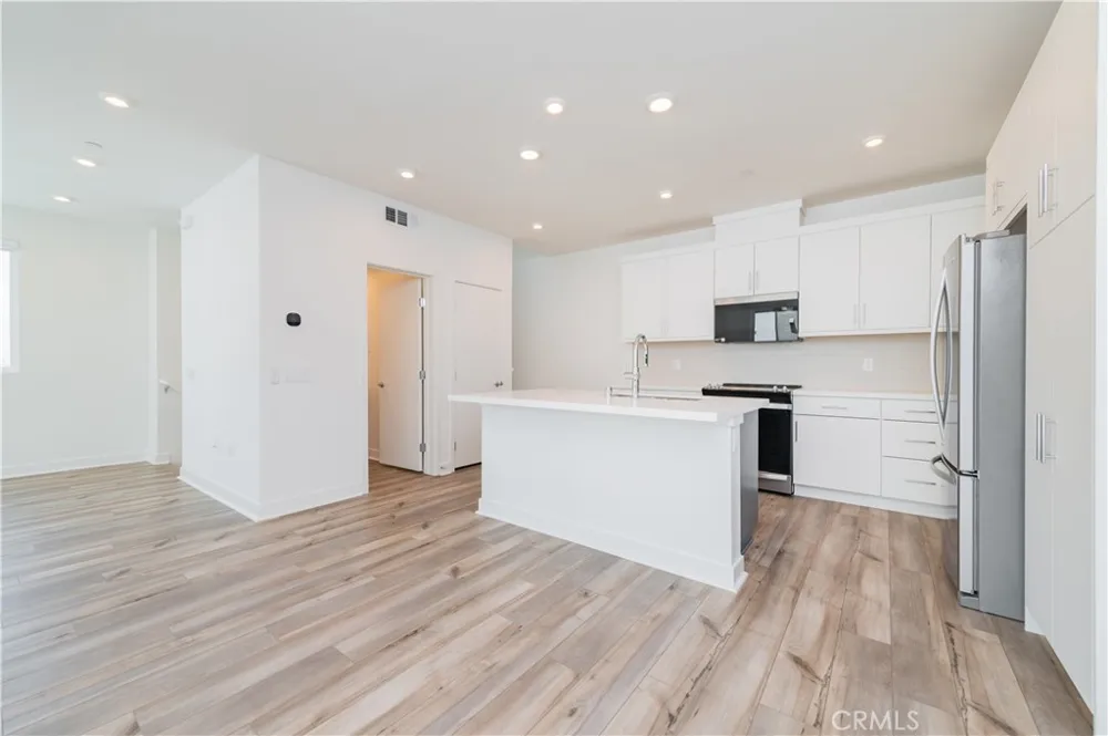 589 S Lyon St Santa Ana, CA 92705