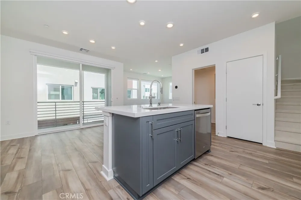 589 S Lyon St Santa Ana, CA 92705