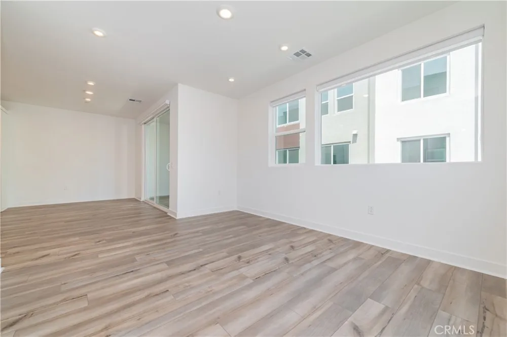 589 S Lyon St Santa Ana, CA 92705
