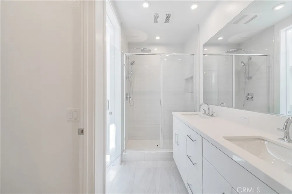 589 S Lyon St Santa Ana, CA 92705