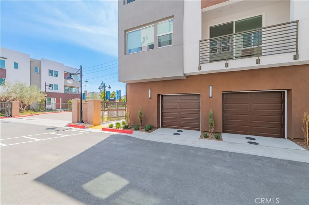 589 S Lyon St Santa Ana, CA 92705