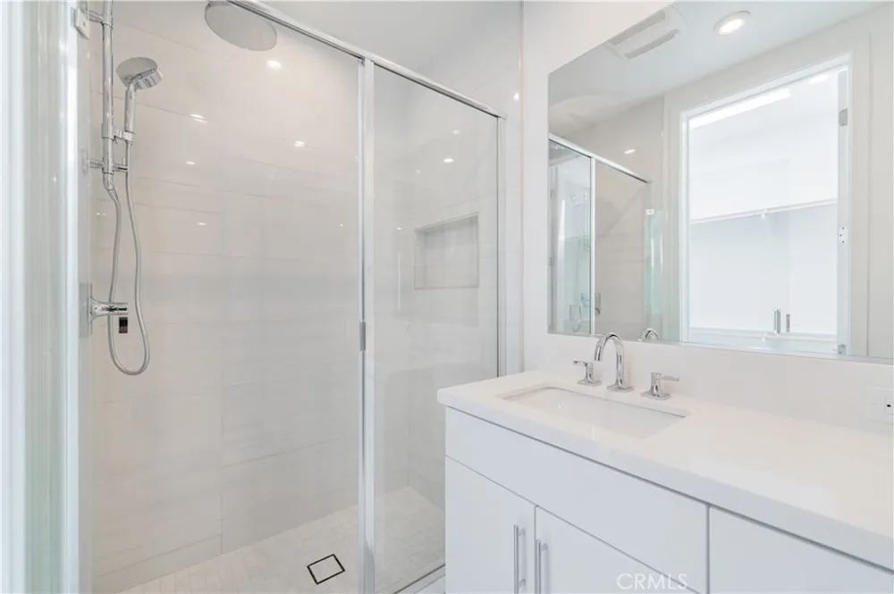 589 S Lyon St Santa Ana, CA 92705