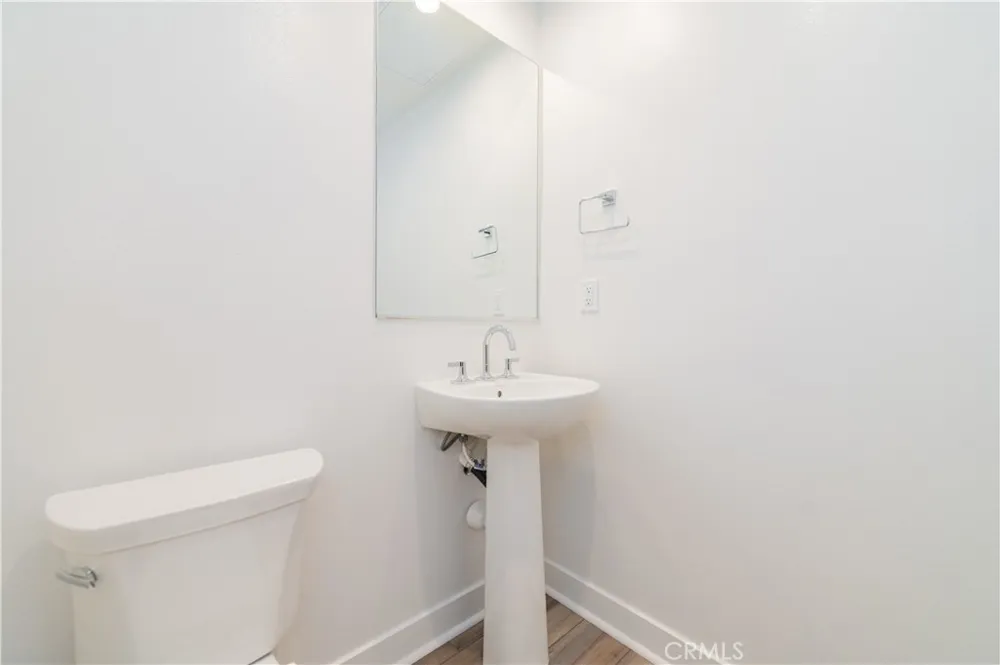 589 S Lyon St Santa Ana, CA 92705