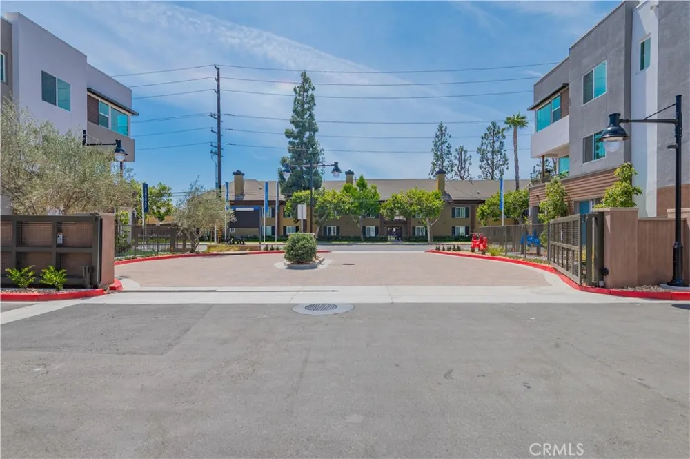 589 S Lyon St Santa Ana, CA 92705