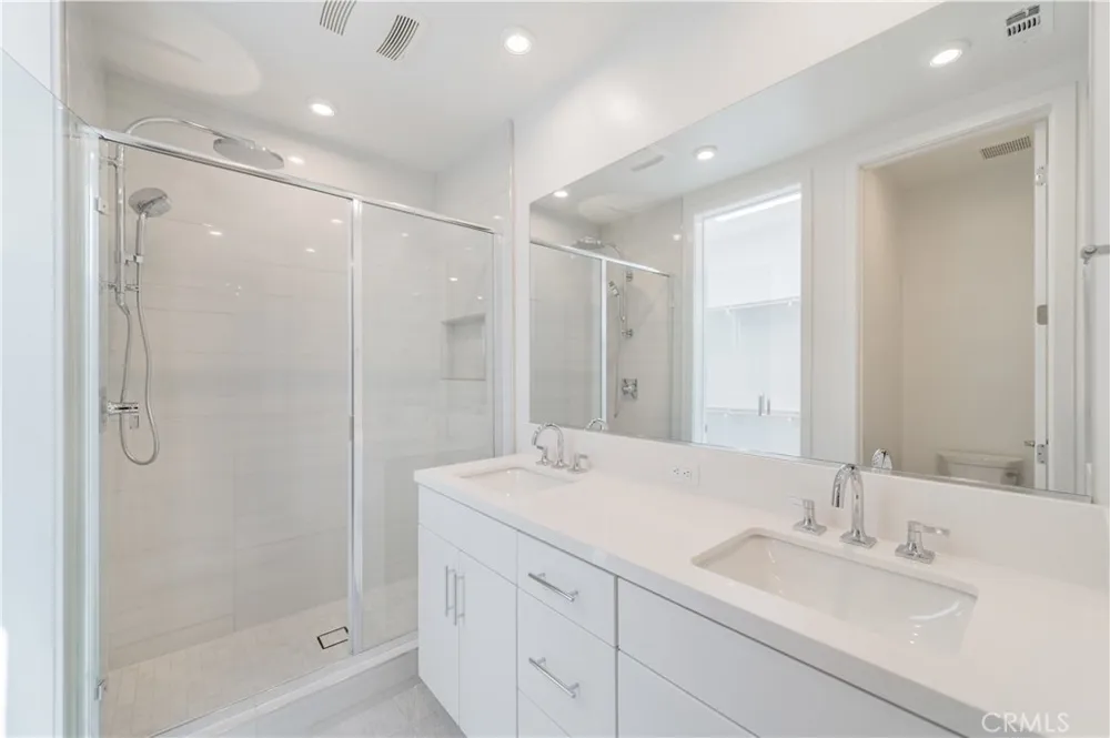 589 S Lyon St Santa Ana, CA 92705