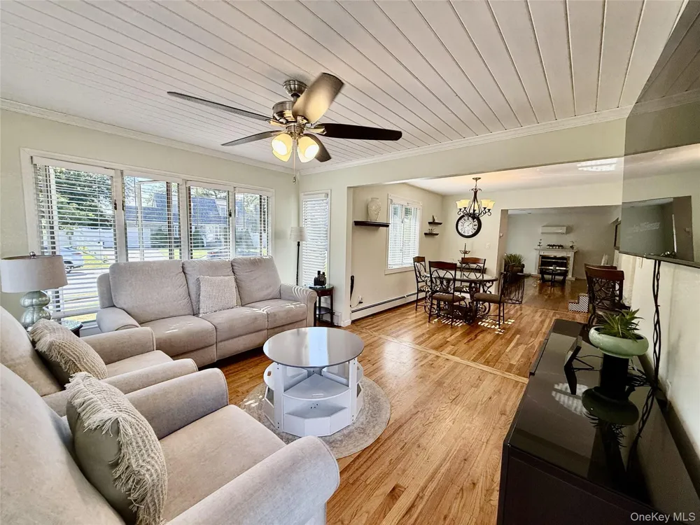 65 Westwood Road Massapequa Park, NY 11762