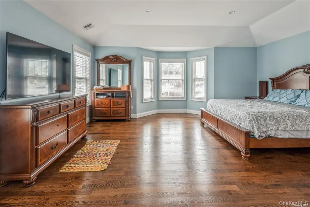45 Meeting Lane Hicksville, NY 11801