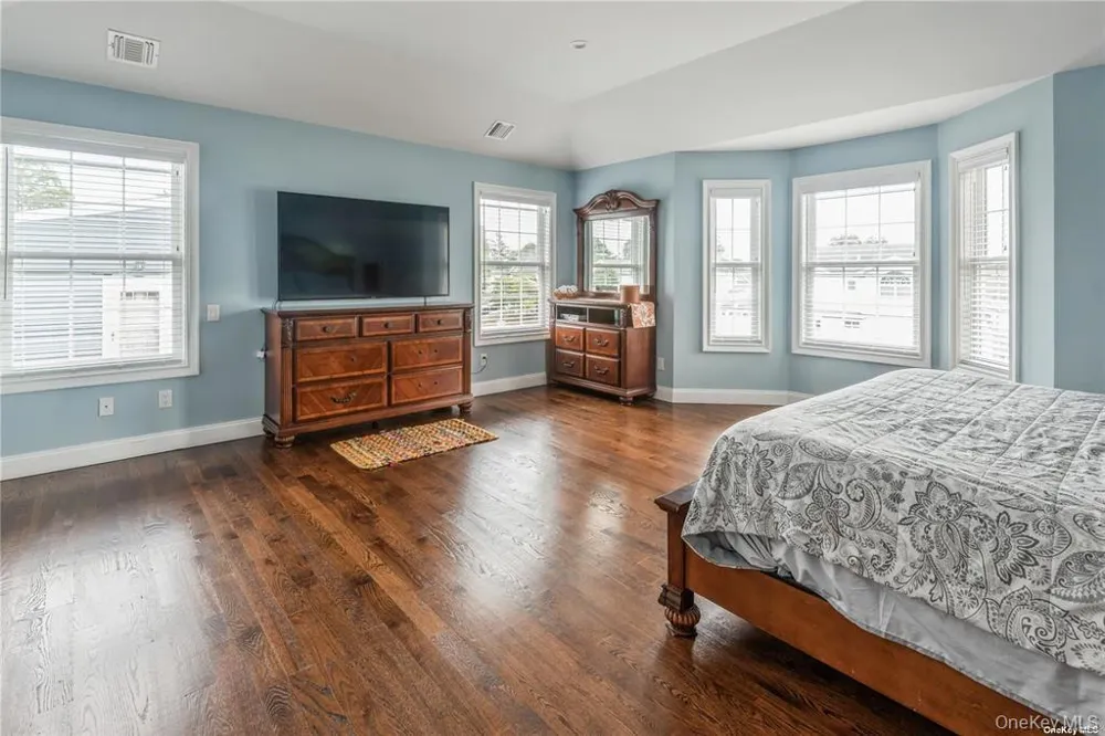 45 Meeting Lane Hicksville, NY 11801
